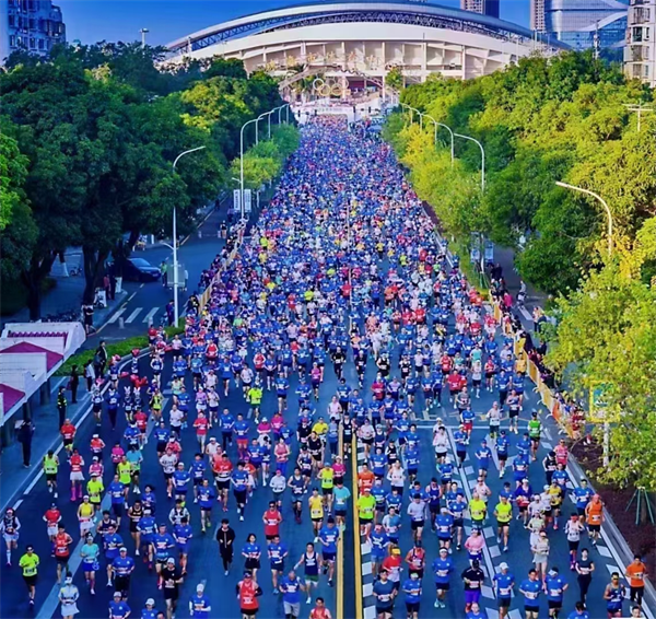 Nhóm Hi-Q chạy cùng nhau tại cuộc đua marathon Zhuhai